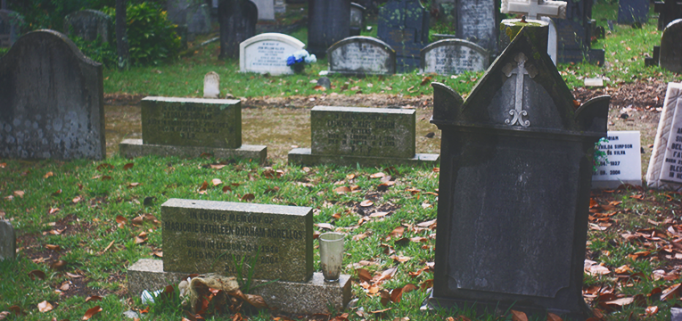 sonhar com cemitério