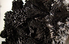 Turmalina negra - 3 pedras negras de proteção